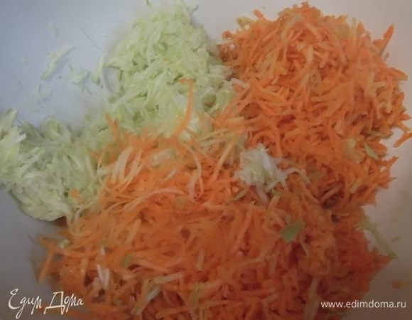 Кабачок и морковь натереть на терке. Кабачок отжать от лишней жидкости.