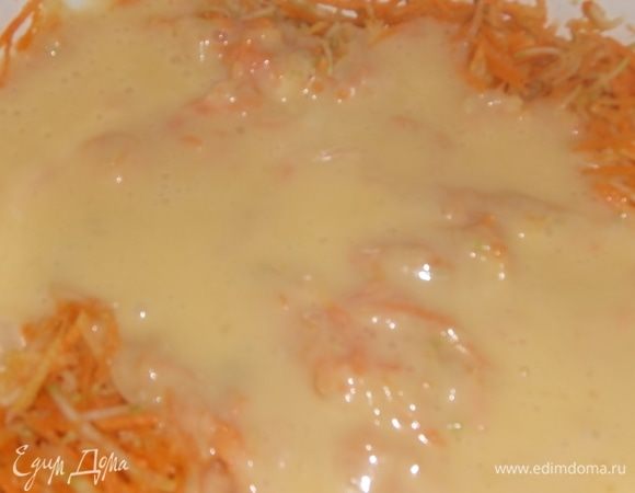 Яйца взбить с размягченным маслом. Смешать с овощами.