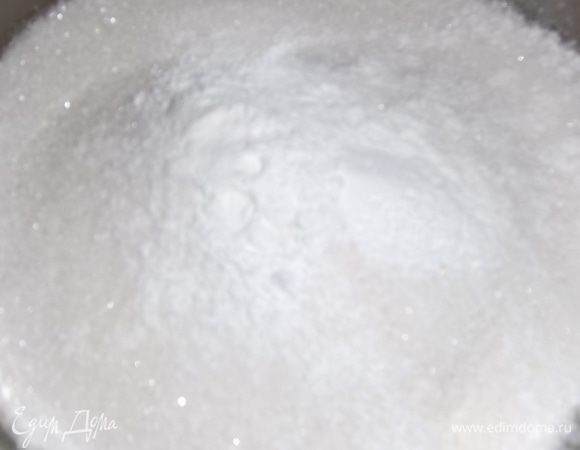 Муку смешать с сахаром и разрыхлителем.