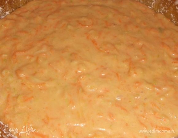 Соединить с яично-овощной смесью. Хорошо перемешать. Выложить в смазанную маслом и присыпанную мукой форму.