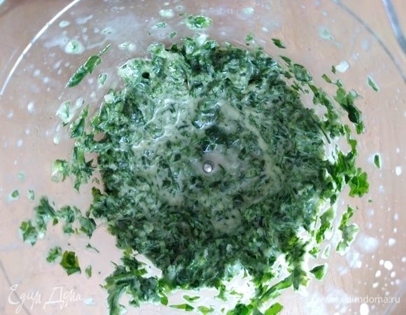 Соединить все ингредиенты в процессоре и измельчить в пасту. Посолить и перемешать.