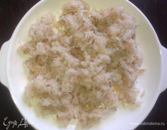 Из рыбы сделать фарш, посолить и добавить специи по вкусу.