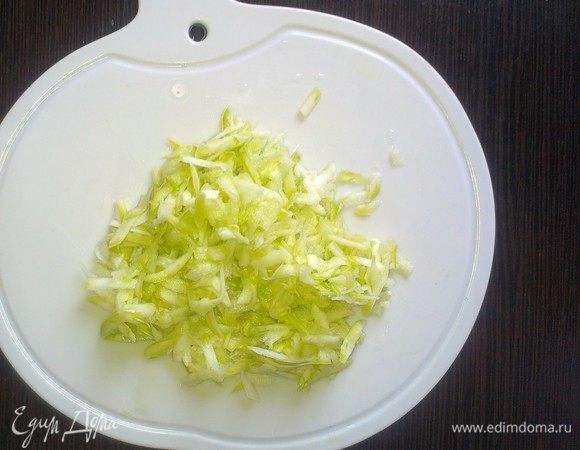Кабачок натереть на средней терке.