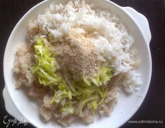 Смешать все ингредиенты, добавить манную крупу.