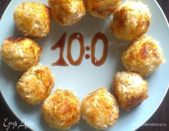 На разогретую сковороду с маслом выложить рыбные шарики, томить на медленном огне до золотистой корочки 20 минут.