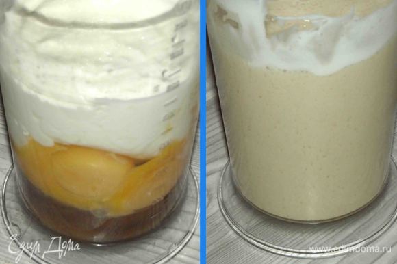 В чашу блендера вбить куриные яйца, добавить сахар, йогурт и сметану. Все взбить до однородного состояния. Или взять емкость, в которой можно сразу приготовить тесто.