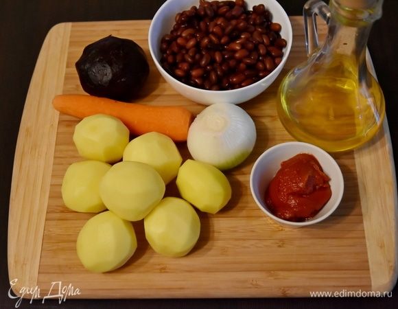 Для приготовления свекольника подготовить следующие продукты: бульон, морковь, фасоль, картофель, растительное масло, томатную пасту, репчатый лук, соль. Фасоль замочить на ночь. Затем отварить фасоль без добавления соли до готовности. Свеклу отварить и остудить.