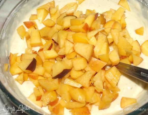 Персики хорошо промыть. Нарезать небольшими кусочками. Добавить в тесто. Хорошо перемешать.