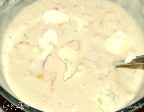 Масло (должно быть комнатной температуры) разделить на небольшие кусочки и вмешать в тесто.