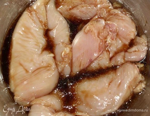 Куриное филе промыть, обсушить бумажными полотенцами. Добавить мед, 4 ст. ложки растительного масла. Добавить соевый соус классический. Оставить мариноваться на 20–30 минут.