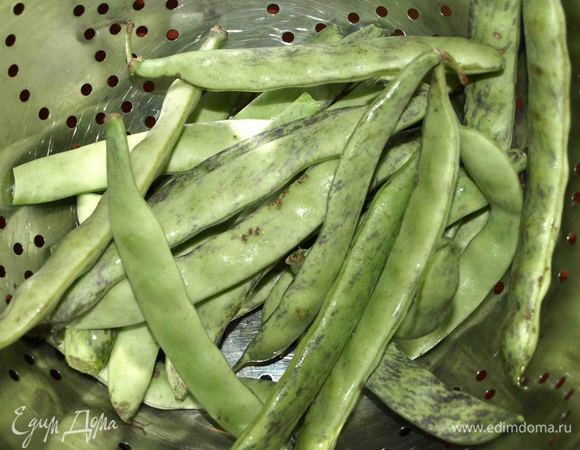 Зеленую фасоль промыть, удалить хвостики. Отварить фасоль в кипящей подсоленной воде 4 минуты.