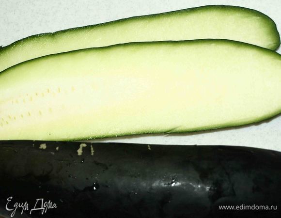 Цукини (один большой или два небольших) нарезать вдоль на тонкие полоски. Посолить, добавить черный перец и оставшееся растительное масло. Хорошо перемешать. Слегка обжарить на гриле или сковороде.