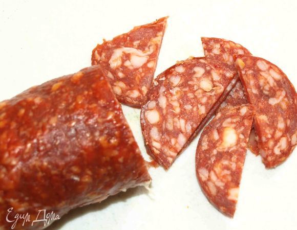 Чоризо режем полукольцами.