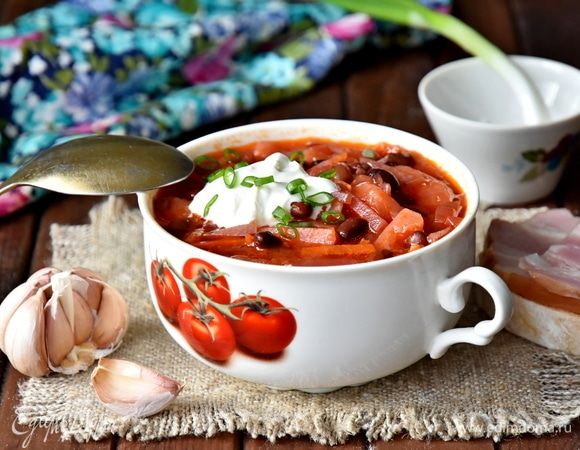 Подавать свекольник со сметаной и зеленью.