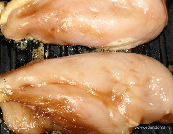 Филе с двух сторон обжариваем на гриле или в сковороде.