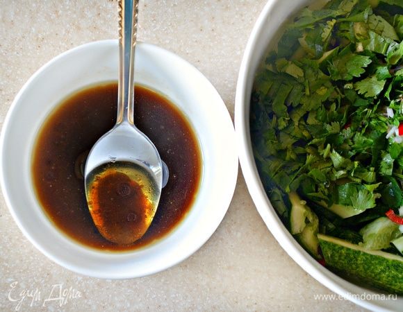 Веточки кинзы промойте, обсушите, порубите и добавьте к огурцам. В отдельной пиале смешайте кунжутное масло, соевый соус, соль, сахар и рисовый уксус. Хорошо премешайте до полного растворения сахара, а затем добавьте заправку к огурцам. Еще раз перемешайте и дайте постоять не менее 30 мин.