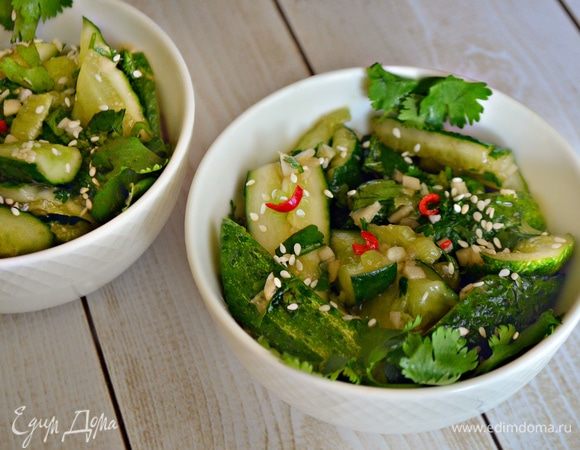 Готовые битые огурцы разложите по пиалам, можно слегка посыпать кунжутом. Подавайте закуску к мясу, птице, жареным на гриле колбаскам или рыбе. Хорошим дополнением к блюду будет отварной молодой картофель. Хранить битые огурцы можно в холодильнике в закрытой стеклянной банке до 3-х дней точно.