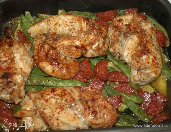 Отправляем в заранее разогретую до 180ºС духовку на 25 минут. Через 25 минут поставить форму с филе под гриль и готовить минут 5. Достать готовое блюдо и дать постоять 5 минут. Можно подать со свежими овощами или отварным картофелем.