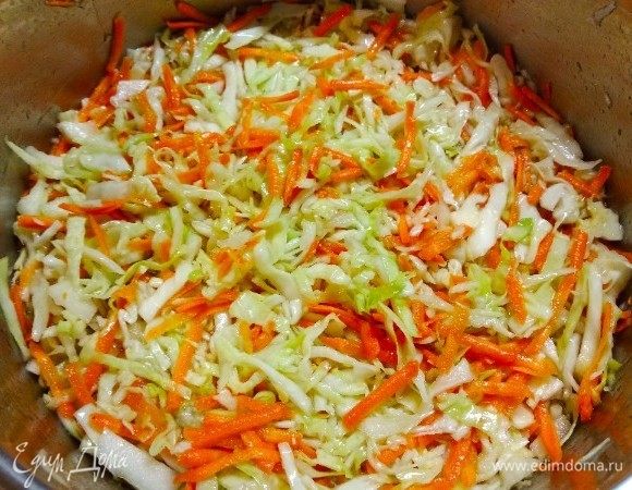 Капусту и морковь почистить, промыть под проточной водой. Капусту нашинковать, морковь натереть на крупной терке. Смешать овощи, слегка помять, не нужно сильно, чтобы остался хрустящий вкус капусты, добавить соль, чеснок. Залить горячим маринадом. Сверху капусты поставить гнет.