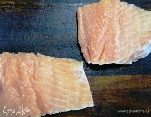 Удаляем из рыбы кости, снимаем кожу.