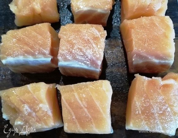 Режем одинаковыми кубиками примерно 2 х 2 см.