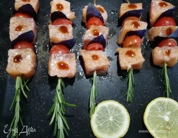 Собранные шашлычки укладываем на противень, солим, перчим, сбрызгиваем лимонным соком, смазываем соусом терияки. Запекаем в духовке при 200⁰С в течение 5 минут.