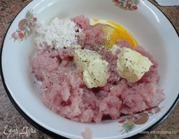 Фарш смешать с маслом, сливками, мукой и яйцом. Посолить, поперчить.