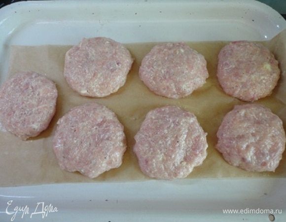 Сформовать котлетки, выложить на лист с пергаментом и поставить в морозильную камеру на 30 минут.