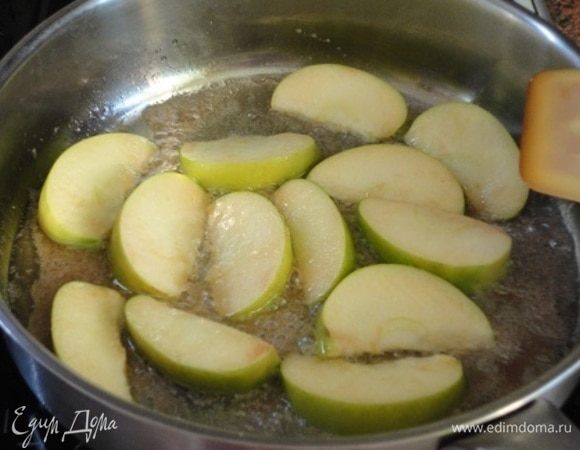 В сковороду с разогретым маслом добавить коричневый сахар со щепоткой корицы, перемешать и добавить нарезанные дольками зеленые яблоки. Продолжить карамелизировать яблоки на медленном огне минут 5–10, это зависит от сорта яблок и от того, любите вы мягкие яблоки или потверже.