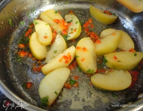 В конце готовки добавьте мелко нарезанные перчик и петрушку.
