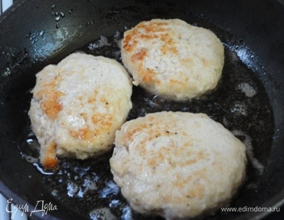 В сковороде разогреть столовую ложку растительного масла и обжарить котлеты до легкой корочки.