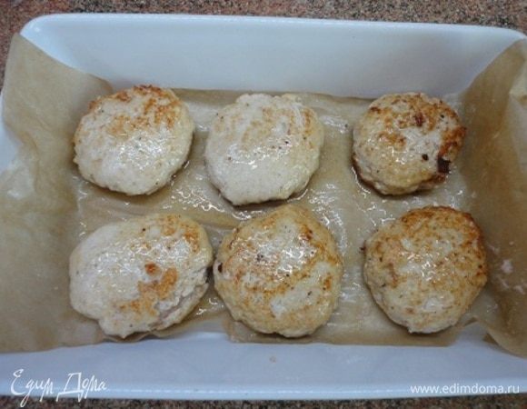 Выложить котлеты в форму для запекания, полить образовавшимся в сковороде соком и довести до готовности в духовке 10–12 минут при температуре 200°C.