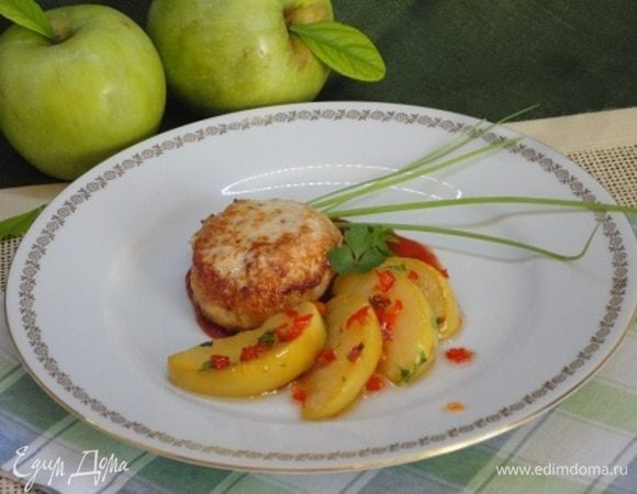 На порционную сковороду выложить (по желанию) 1 ст. ложку кетчупа, на него — котлетку и карамелизированные яблоки.