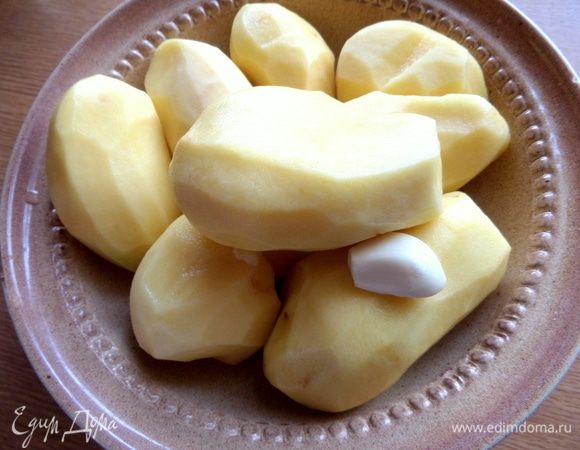 Картошку, чеснок почистить.