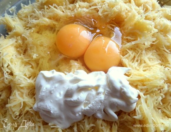 В отжимки добавить яйца, сметану.