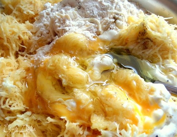 Перемешать с оливковым маслом.