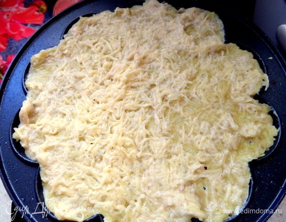 Заполняем дно вафельницы тонким слоем (толстый очень долго печется).