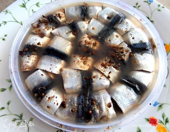 Еще я открыла коробочку балтийской кильки-филе.