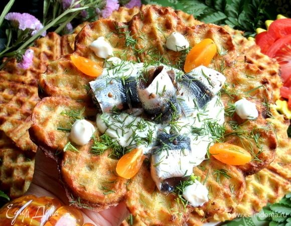 Если их накрыть, станут мягкими, а так остаются в меру хрустящими. По желанию, можно разрезать ножом на части.