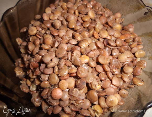 Отварить чечевицу. 0/5 ст. бобов залить 1 ст. воды. Довести до кипения, убавить огонь до минимума и добавить щепотку соли. Варить, не накрывая крышкой, 30 мин. с момента закипания. Отбросить чечевицу на дуршлаг в том случае, если у вас после варки осталась жидкость. Оставить ее минут на 15.