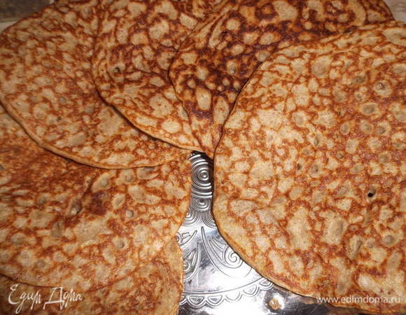 Далее очистить луковицы и вместе с чечевицей взбить блендером до однородной массы. Добавить яйца и муку, кефир, соду 0/5 ч. л. (гасить не надо), 3 ст. л. растительного масла. Еще раз все взбить и выпекать на разогретой сковороде.