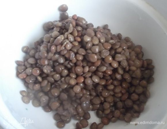 Чечевицу залить стаканом воды и отварить в течение 30 минут на тихом огне, посолив. Отбросить на дуршлаг.