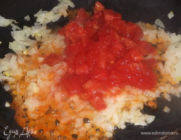 Нарезать. Добавить к луку. Посолить, поперчить.Тушить, помешивая, 4 минуты. По желанию, добавить лимонный сок.