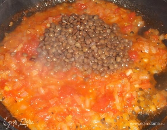 Выложить чечевицу. Перемешать.