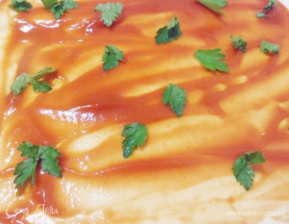 На кетчуп положить листики петрушки.