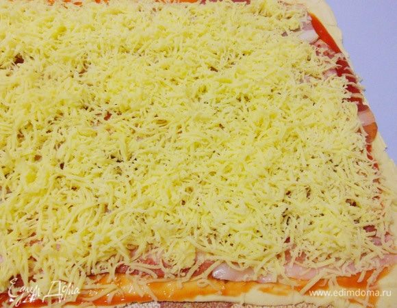 Посыпать тертым твердым сыром.