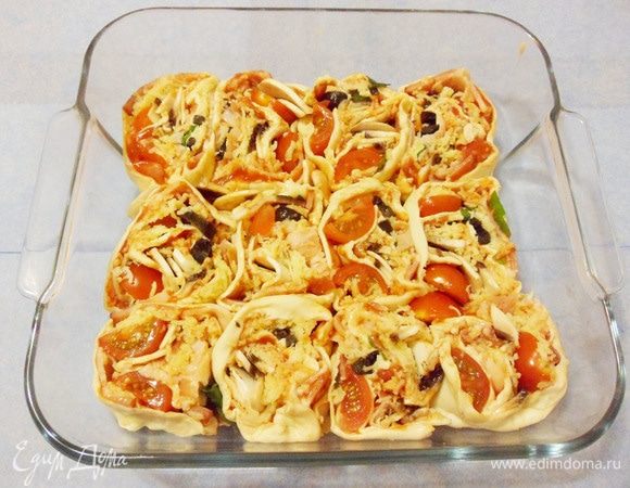 Нарезать кружками толщиной 2 см и переложить в смазанную форму для запекания.