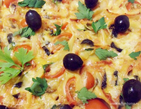 Готовую пиццу можно украсить зеленью, маслинами и помидорами черри.