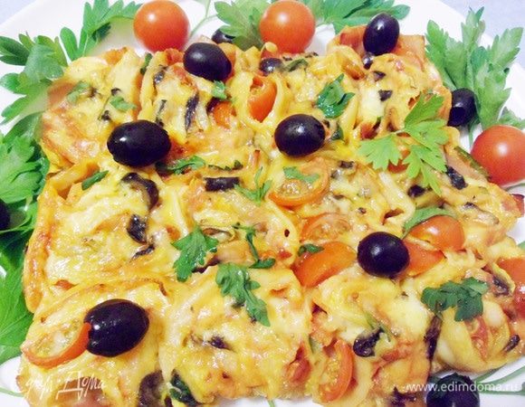 Пицца готова. Подавать сразу же горячей. Болеем за наших!