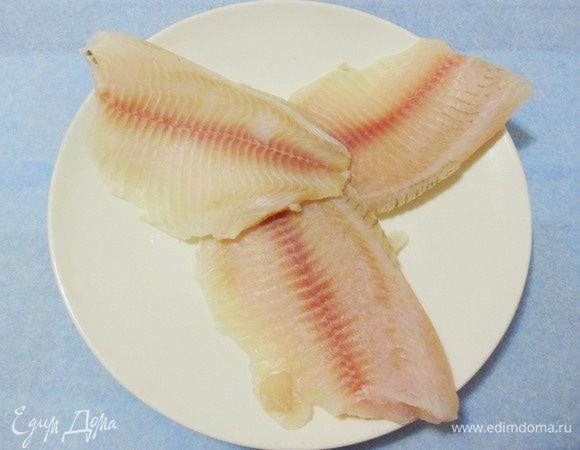 Если рыбное филе замороженное, то необходимо разморозить его полностью, обтереть бумажной салфеткой, чтобы максимально убрать влагу.